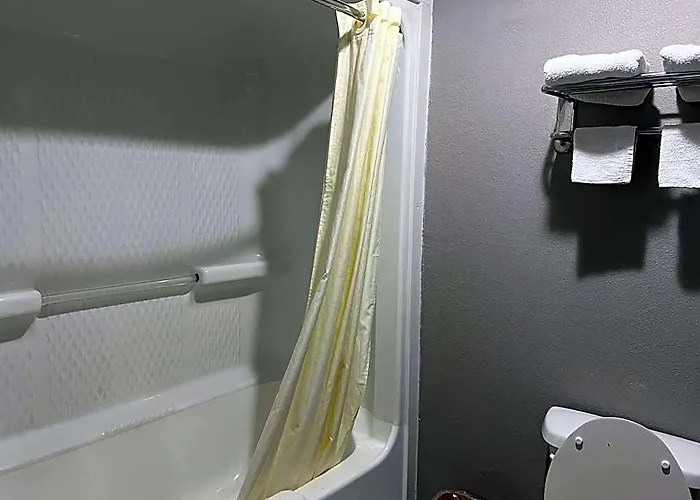 6 Tulsa, Ok Airport Hotel 2*